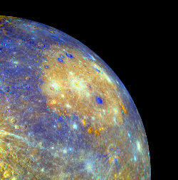 Una vista de Mercurio del Messenger en un vuelo anterior.  La imagen muestra los colores verdaderos del planeta.  Las pequeñas manchas brillantes son cráteres de impacto recientes, y algunas de las marcas más oscuras pueden ser evidencia de actividad volcánica reciente.  [NASA/JHUAPL]