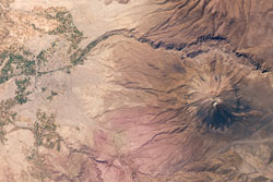 Arequipa, Perú, en la actualidad, vista desde la Estación Espacial Internacional.  El río Chili serpentea por la parte superior de la imagen, con el volcán El Misti a la derecha. [NASA]