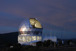 El Telescopio Hobby-Eberly Telescope del Observatorio McDonald, que se usa en la búsqueda de planetas de enanas rojas. [Martin Harris/McDonald Observatory]