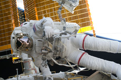 El astronauta John “Danny” Olivas repara la Estación Espacial Internacional durante un paseo espacial en 2009.