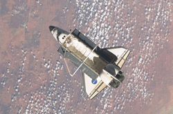 Con el astronauta hispano George Zamka en los controles, el transbordador espacial Endeavour se acerca a la Estación Espacial Internacional.