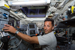 Joseph Acaba opera el brazo robotizado del transbordador durante una misión del transbordador espacial Discovery, en 2009.