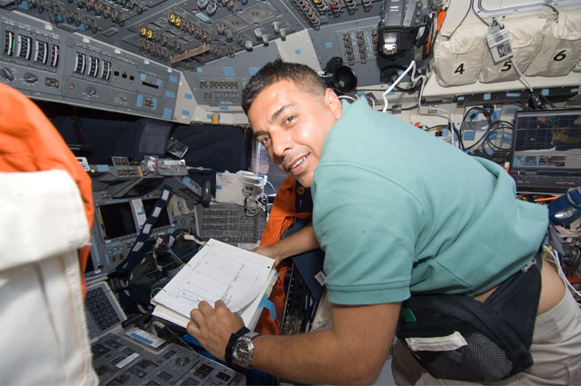 El astronauta José Hernández trabaja en la plataforma de vuelo del transbordador espacial Discovery.