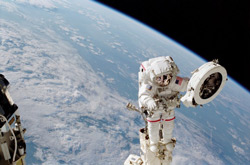 Franklin Chang-Díaz, el primer latino en volar a bordo de un vehículo espacial Americano, realiza un paseo espacial durante su última misión espacial, en 2002. 