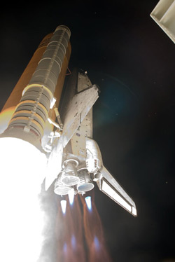El transbordador espacial Discovery despega hacia el espacio el 28 de agosto de 2009, llevando a los astronautas José Hernández, Danny Olivas, y cinco más.